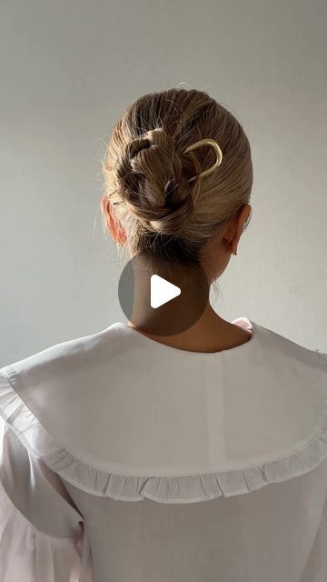 Michelle | Romanticizing life through hair on Instagram: "French pin bun hairstyle 💖✨  French pin @mykitsch  Hair comb @wearesilkie   #hairpin #hairtrends #hairinspo #simplehairstyles  #easyhairstyles #hairhack #heatlesscurls #easyhair #viralhair" Hairstyle French, French Pin, French Hair Pin, Bun Hairstyle, Heatless Curls, Romanticizing Life, Girls Pin, French Hair, French Girl