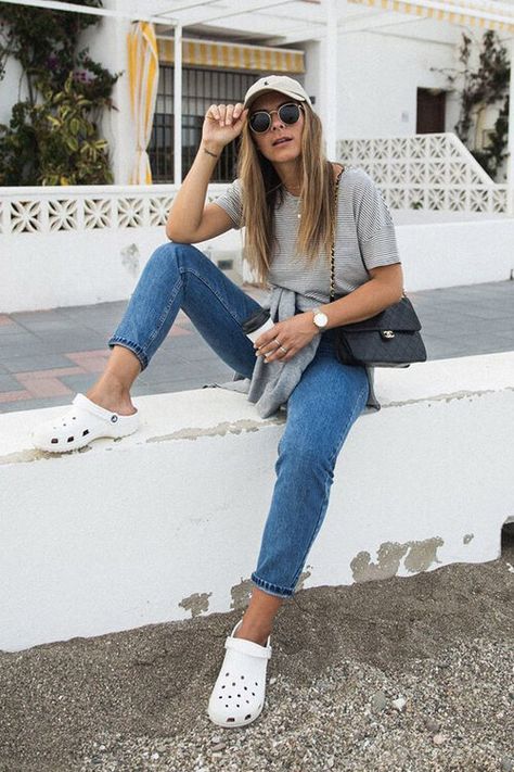 How to wear crocs | HOWTOWEAR Fashion White Crocs Platform Outfit, Crocs Work Outfit, Cute Outfits With Crocs Summer, Crocks Outfits Aesthetic, White Crocks Shoes Outfit, White Crocs Outfit Summer, Croc Style Outfits, How To Style Crocs With Jeans, Crocs White Outfit