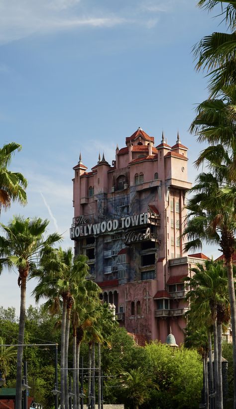 The Hollywood Tower Hotel, Hollywood Tower Hotel, Hollywood Tower, Disney Poses, Disney World Rides, Disneyland Photos, Disney World Pictures, Disney Collage, Disney Rides