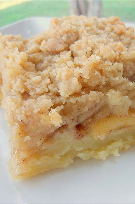 Apple Slab Pie | "Apple Slab Pie it was incredibly easy to make bigger than your average pie and was absolutely delicious. If you like to make things that are easy to prepare try this recipe." #dessertrecipes #dessertideas #sweettreats #bars #dessertbars #barrecipes Pie For A Crowd, Pie With Crumble Topping, Apple Pie Desserts, Slab Pie Recipes, Apple Slab Pie, Perfect Apple Pie, Crumble Pie, Dessert Oreo, Slab Pie