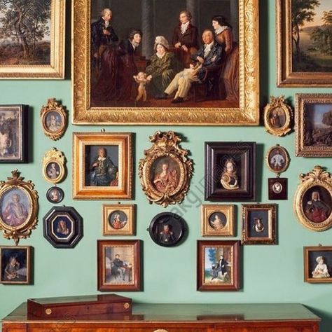 A beautiful wall covered with antique portraits Museum House, Antique Portraits, Antique Pictures, Wall Frames, Wall Gallery, Inspiration Wall, Picture Frame Wall, Vintage Pictures, Art Display