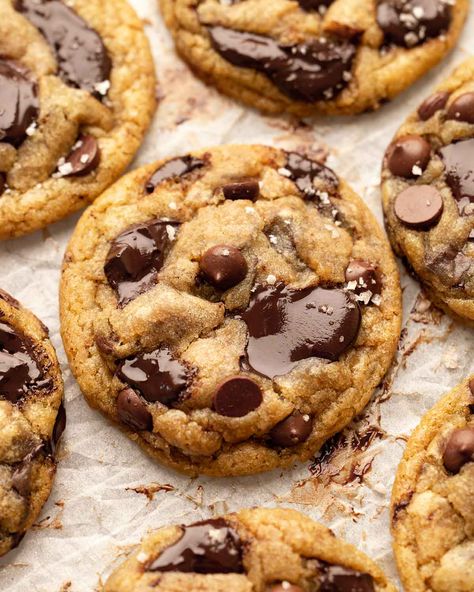 Vegan Chocolate Chip Cookies via @rainbownourish Vegan Brown Butter Chocolate Chip Cookies, Vegan Soft Chocolate Chip Cookies, Chocolate Chip Vegan Cookies, Gluten Free Vegan Chocolate Chip Cookies, Rainbow Nourishments, Vegan Chocolate Chip Cookie Recipe, Chocolate Chip Cookies Vegan, Vegan Bakes, Healthy Chocolate Cookies