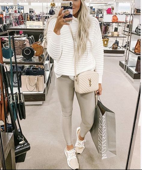 Camera Bag Outfit, White Leggings Outfit, School Leggings Outfit, Flare Leggings Outfit, Leggings Outfit Spring, Workout Leggings Outfit, Cream Leggings, Leggings Outfit Summer, Leggings Outfit Winter