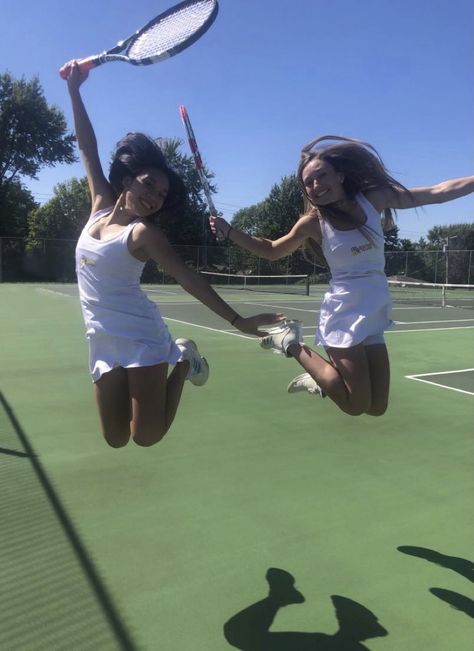 Tennis Aesthetic Pictures, Tennis High School, Tennis Photoshoot Ideas Friends, Tennis Friends Pictures, Tennis Team Pictures, Tennis School Pictures, Tennis With Friends Aesthetic, Tennis Senior Pictures, Tennis Core