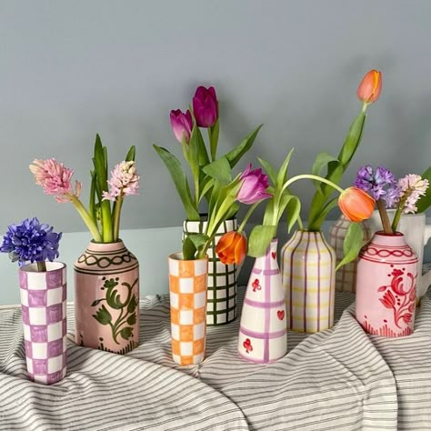 Flower Pot On Table, Jar Vase Ideas, Plant Pots Painting, Vase Painting Ideas Pottery, Fun Vases, Vase Painting Ideas, Colourful Cottage, Painting Aesthetics, Colourful Furniture