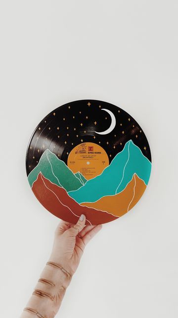 Moon Record Painting, Taylor Swift Vinyl Painting, Painting A Record, Paintings On Records Vinyls, Art On Records, Record Diy Decor, Vinyl Painting Ideas Easy, Painted Vynal Records, Vynil Record Painting Ideas