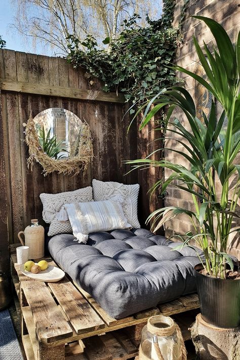 Pallet Couch Outdoor, Koti Diy, Diy Pallet Bed, Pallet Beds, Pallet Bed, Tub Ideas, Cozy Spaces, Outdoor Couch, Lounge Decor