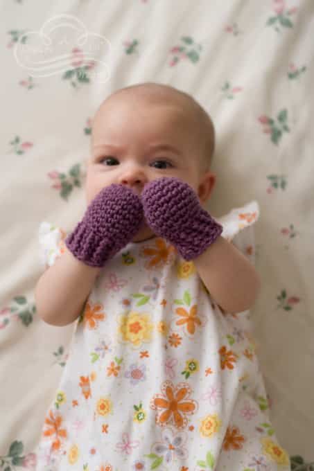 Baby mittens keep those adorable little hands nice and warm - perfect accessories for a baby girl Baby Accessories Diy, Crocheted Gifts, Crochet Baby Mittens, Gloves Crochet, Baby Gloves, Crochet Geek, Baby Mittens