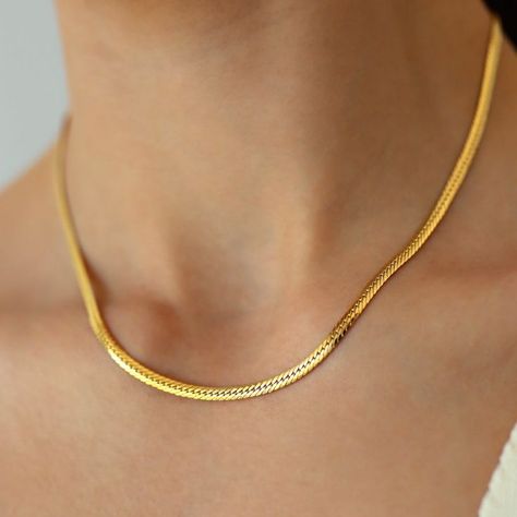 Different Types Of Necklace Chains, 21k Gold Necklace, 10 Grams Gold Chain Design, Flat Gold Necklace, Gold Snake Necklace, Gold Neck Chain, Indian Gold Necklace Designs, Simple Necklace Designs, Flat Snake Chain