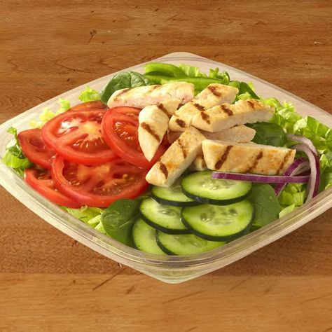 Oven Roasted Chicken Salad from Subway has 140 calories. See the full nutrition facts, weight watchers points and allergies on our website. #healthy #healthyeating Chicken Teriyaki Salad, Teriyaki Salad, Teriyaki Chicken Salad, Chicken Breast Salad, Roasted Chicken Salad, Oven Roasted Chicken Breast, Pollo Teriyaki, Rotisserie Chicken Salad, Seared Chicken Breast