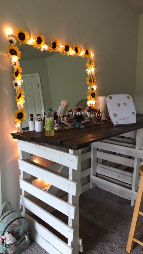 Diy Pallet Vanity Makeup, Built Vanity Ideas, Country Aesthetic Room Decor, Sunflower Bedroom Decor Ideas, Wood Themed Room, Home Made Vanity Ideas, Pallet Vanity Diy Bedroom, Sunflower And Cow Bedroom Ideas, Pallet Room Ideas