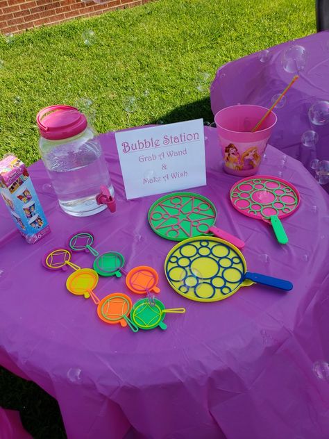 Disney princess bubble station Bubbles Station Birthday Party, Outdoor Bubble Station, Birthday Party Bubble Station, Birthday Stations Activities, Bubble Classroom Theme, Bubble Station Ideas For Kids, Kids Bubble Party, Bubble Station Ideas, Bubble Station Birthday