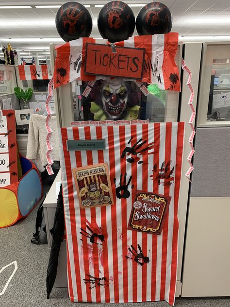 Halloween Cubicle, Clowns Halloween Decorations, Scary Carnival, Halloween Carnival Games, Halloween Decorations Diy, Office Halloween Decorations, Halloween Camping, Halloween Circus, Creepy Carnival