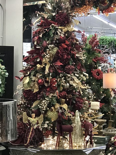 Traditional red, burgundy and gold Christmas tree. Burgundy And Gold Christmas Tree, Burgundy And Gold Christmas, Christmas Tree Inspiration Red And Gold, Burgundy Christmas Tree, Burgundy Christmas, Tree Inspiration, Elegant Christmas Trees, Gold Christmas Decorations, Christmas Tree Inspiration