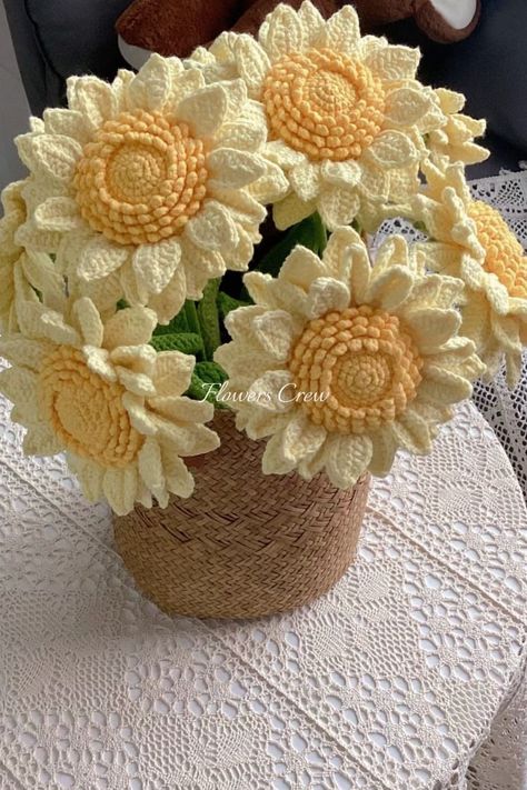 Crochet Flower Centerpiece, Crochet Flower Dolls, Crochet Flowers Basket, Crochet Flower Basket, Crochet Centerpiece, Crochet Sunflowers, Sunflower Crochet, Pola Amigurumi, Crochet Bouquet