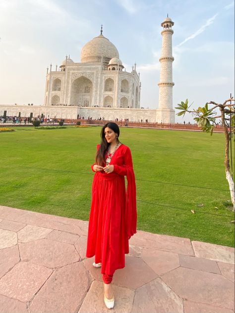 Outfits To Wear At Taj Mahal, Agra Outfit Ideas, Mandir Outfit Women, Tajmahal Photoshoot Dress, Taj Mahal Outfit Ideas Women, Anarkali Photoshoot Poses, Taj Mahal Photography Pose, Taj Mahal Photo Ideas, Taj Mahal Outfit