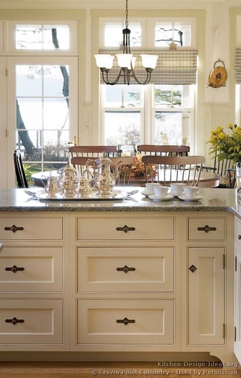 #Kitchen Idea of the Day: Pretty in White - A gallery of classic white kitchens. (By Crown Point Cabinetry). Very good, two tone white peninsula drawers beaded inset Pictures Of Kitchens, Countertop Organization Kitchen, Crown Point Cabinetry, Kitchen Cabinets Color Combination, Two Tone Kitchen Cabinets, Kitchen Organization Ideas, Balcony Design Ideas, American Gallery, Classic White Kitchen