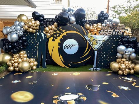 Formal Party Themes, Birthday Party Decoration Ideas, Graduation Party Backdrops, James Bond Party, Birthday Party Decorations For Adults, Party Decoration Ideas, Video Games Birthday, Balloon Installation, Birthday Party Theme Decorations