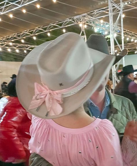 Cowboy Hat Bow, Pink Cowgirl Concert Outfit, Cowgirl Hat Holder, Girly Cowboy Aesthetic, Decorate Cowboy Hats Diy, Decorating Cowboy Hats Ideas, Senior Cowboy Hats, Cowboy Hat Design Ideas, Custom Cowboy Hat Ideas