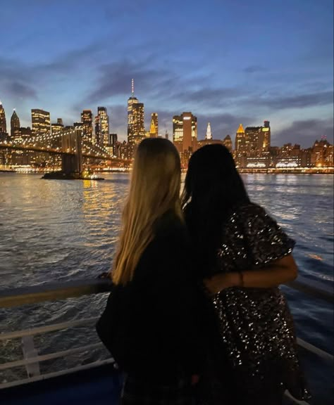 New York With Best Friend, New York Friends Aesthetic, Nyc Besties, New York City Friends, New York Girls Trip, New York Friends, Nyc Souvenirs, Nyc Girls Trip, Friends In New York