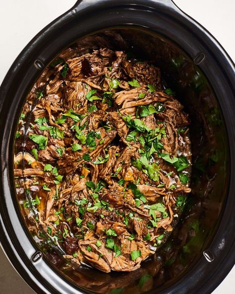 Slow Cooker Shredded Beef, Dump Dinners, Beef Chuck Roast, Balsamic Beef, Shredded Beef, Beef Chuck, Crockpot Recipes Slow Cooker, Slow Cooker Beef, Easy Slow Cooker