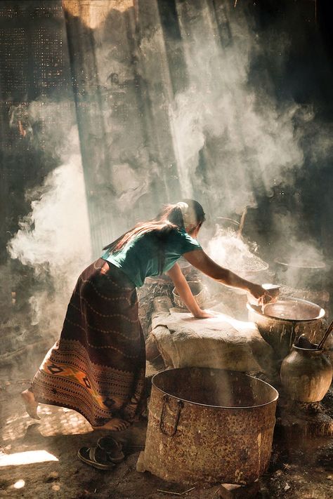 The Baker Inle Lake, History Art, Hur Man Målar, Cooking Food, People Of The World, World Cultures, 인물 사진, Photojournalism, Beautiful Photography