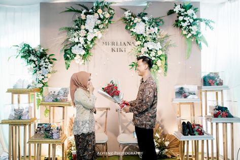 Dekorasi Tunangan by @tigasatu.decor, diruang sederhana dekor impian di wujudkan Marketing Executive, Photography Decor, January 27, Wedding Planner, Diy And Crafts, Table Decorations, Marketing, Photography, Furniture