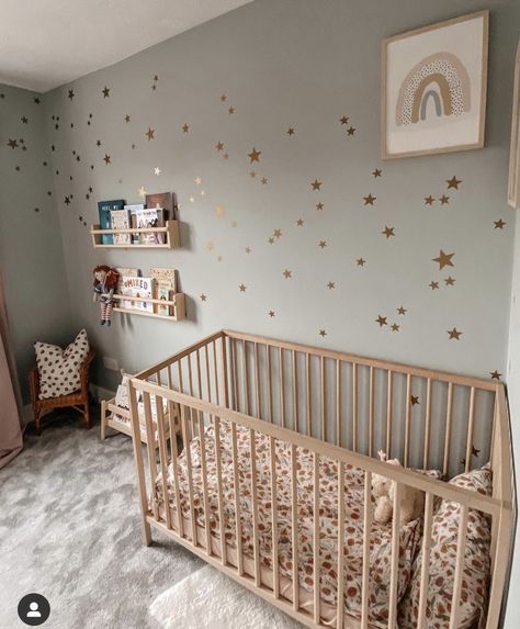 Nursery Ideas Natural Wood, Nursery Stars, Play Bedroom, Star Themed Nursery, Kids Rooms Shared, Baby Deco, Baby Room Colors