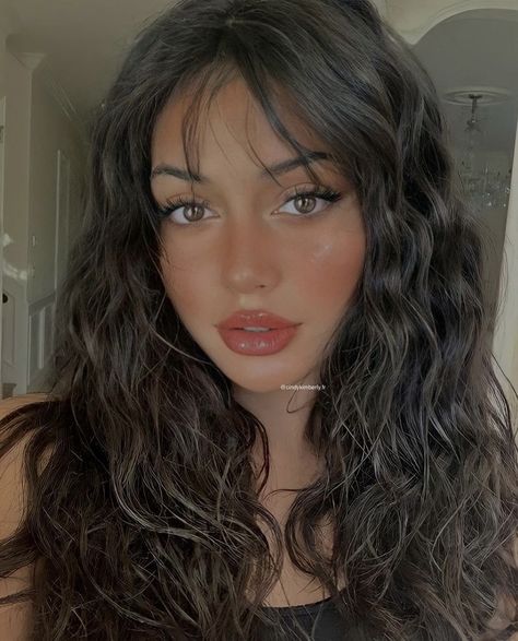 Photo edit by: @mrswolfiecin on IG Straight Bangs Curly Hair, Naturally Wavy Hair Cuts, Bang Inspo, Long Curly Haircuts, Bangs Wavy Hair, Black Wavy Hair, Wine Hair, Curly Hair Photos, Bangs With Medium Hair