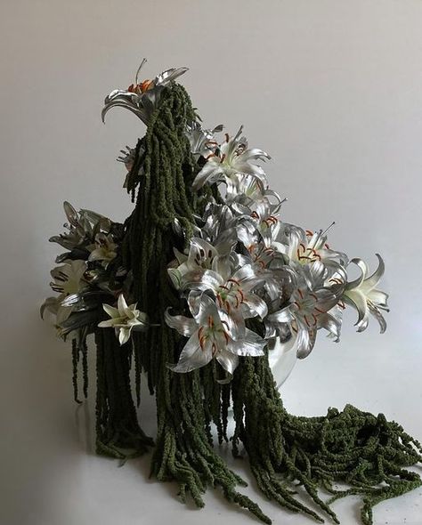 Flower Installation Art Sculpture, Sculptural Flowers, Unique Bouquets, Art In Bloom, Floral Sculpture, Weekly Inspiration, Eclectic Wedding, Flower School, Goth Wedding