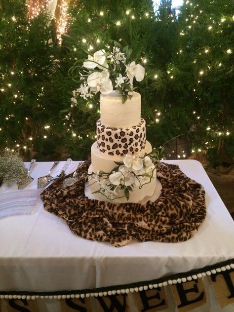 Cheetah wedding cake. Adorable. Cheetah Wedding Theme, Leopard Wedding Theme, Cheetah Wedding, Cheetah Print Wedding, Quince Decorations Ideas, Cheetah Birthday Party, Cheetah Cakes, Animal Print Wedding, Leopard Print Wedding