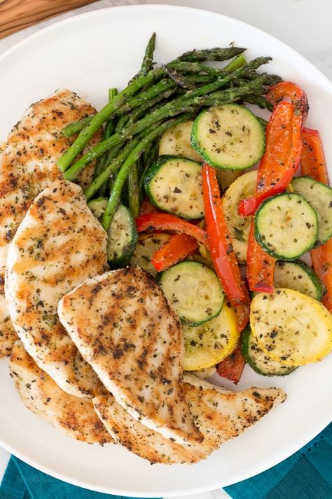 This Garlic and Herb Grilled Chicken and Veggie recipe checks off all the boxes – quick, easy, delicious and low-carb! Chicken And Veggie Recipes, Low Carb Veggie, Garlic Herb Chicken, Veggie Recipe, Plats Healthy, Pasti Sani, Resep Diet, Idee Pasto, Makanan Diet