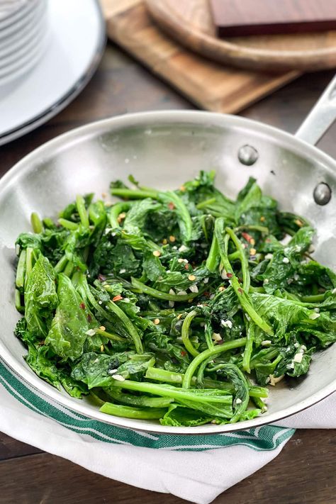 If you've never tried this veggie, you've got to give this simple preparation of garlicky sautéed mustard greens a try. #mustardgreens #greens #veggie #sidedish via @cookthestory Curly Mustard Greens Recipes, Sauteed Mustard Greens, Mustard Leaves Recipes, Mustard Greens Recipe Southern, Mustard Greens Recipe, Carb Sides, Turnip Greens, Food Eating, Low Carb Sides