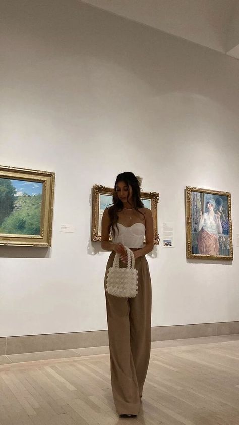 Rich Girl Aesthetic Outfit, Museum Outfits, Art Gallery Outfit, Rich Girl Outfits, Museum Outfit, Inexpensive Clothes, Pose Fotografi