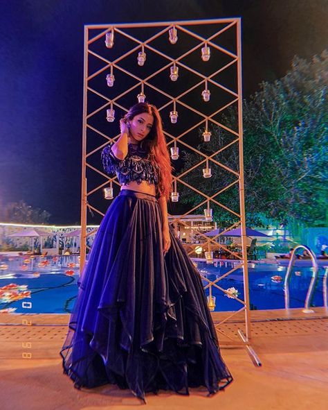 The headache pose🙃 Poses For Lehenga Photoshoot, Lehnga Photoshoot Poses, Unnati Malharkar, Fashion Infographic, Sisters Photoshoot Poses, Indian Wedding Poses, Pic Poses, Indian Wedding Photography Poses, 30th Bday