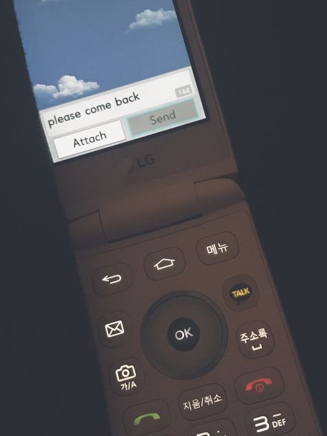 Flip phone #aesthetic Old Phone Text Aesthetic, Lg Flip Phone Aesthetic, Cracked Phone Aesthetic, Phone Texting Aesthetic, Old Flip Phone Aesthetic, Lg Ice Cream Flip Phone, Phone Text Aesthetic, Modern Flip Phone, Texting Aesthetic Phone