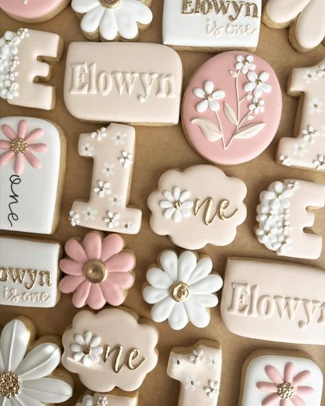 Daisy Flower Cookies, Floral First Birthday Cookies, Daisy Birthday Cookies, Isn’t She Onederful Cookies, 1st Birthday Cookies Girl, First Birthday Cookies Girl, Flower Birthday Cookies, Daisy Cookies, Vintage First Birthday