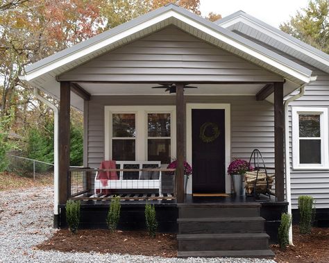 Small House Front Porch Design, Small House Porch, Dark Masculine, Modern Farmhouse Porch, Front Porch Addition, Small Back Porch, Small Porch Decorating, Front Porch Makeover, Small Porch