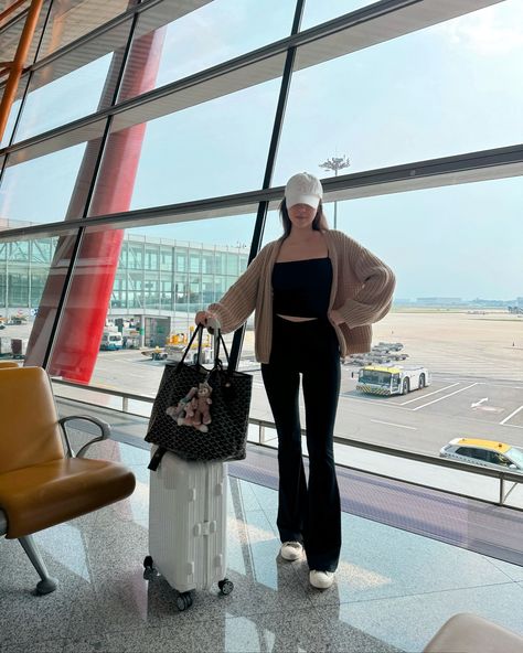 Airport outfit aesthetic with cap, leggings and a sweater Leggings Airport Outfit, Airport Outfit Leggings, Airport Aesthetic Outfit, Aesthetic Airport Outfits, Airport Outfit Aesthetic, Cold Outfit, Outfit Leggings, Airport Aesthetic, Outfit Aesthetic