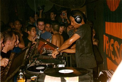 Mr. Mills played an  excellent dj set. The temerature was very high. The club was full with party people after the Love Parade in 1999.  This picture was made by me. Latin Festival, Club Classics, Club Culture, Detroit Techno, Underground Club, Dj Club, Love Parade, Techno Party, Disco Club