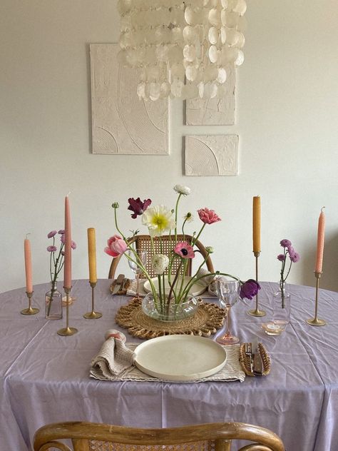 Aesthetic Table Centerpiece, Flower Dinner Table Decor, Natural Tablescapes Dinner Parties, Fun Dinner Party Table Settings, Quirky Table Decor, Dinner Party Flower Arrangements Simple, Candlestick Dinner Table, Vintage Party Table Decor, Garden Party Candles