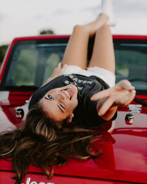 Senior Pictures With Jeep Wrangler, Car Wash Photoshoot Woman, Jeep Photo Shoot Ideas, Senior Jeep Pictures, Jeep Wrangler Photoshoot Ideas, Hot Car Photoshoot, Sweet 16 Photoshoot With Car, Senior Photos With Jeep, Bronco Photoshoot Ideas