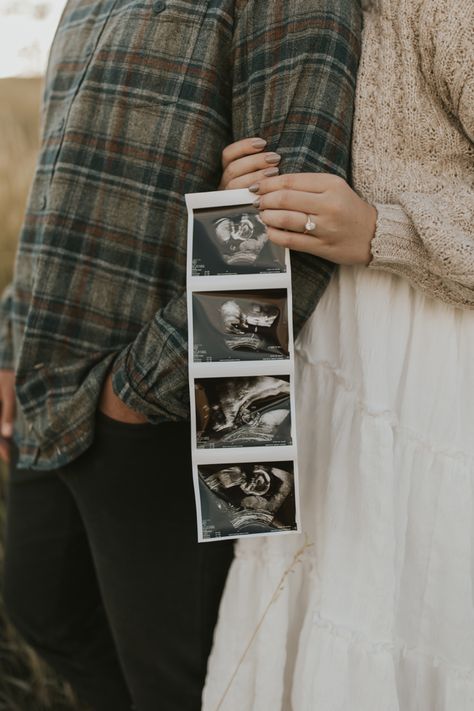 Pregnancy Announcement Photography, Pregnancy Announcement Pictures, Fall Maternity Photos, Pregnancy Announcement Photoshoot, Fall Pregnancy, Fall Pregnancy Announcement, Baby Announcement Photoshoot, Cute Pregnancy Pictures