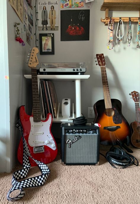 Room Ideas For Music Lovers, Room Ideas For Musicians, Bedroom With Instruments, Instrument Room Aesthetic, Guitarist Bedroom, Guitar Bedroom Ideas, Guitar In Bedroom, Electric Guitar Room, Band Room Aesthetic