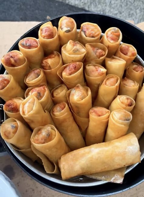 Vietnamese Egg Roll (Chả Giò) Recipe Hack Vietnamese Egg Rolls Recipe, Vietnamese Egg Roll Recipe, Vietnamese Eggroll, Egg Roll Ideas, Thai Egg Rolls, Cha Gio Recipe, Chicken Divine, Eggrolls Recipe, Appetizer Night