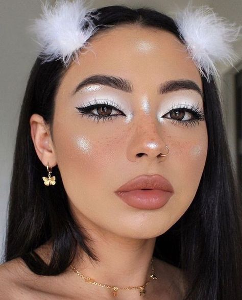 The best makeup for round faces White Makeup Looks, Dark Angel Makeup, Angel Halloween Makeup, White Eye Makeup, Halloweenský Makeup, Angel Halloween Costumes, Angel Makeup, Round Face Makeup, Cute Halloween Makeup