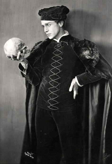 Hamlet Pose Reference, Shakespeare Skull Pose, Hamlet Outfit, Theater Costumes Diy, Hamlet Theatre, Hamlet Aesthetic, Hamlet Costume, Shakespeare Characters, Gold Movie