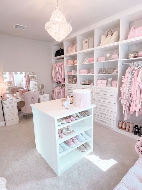 Pink Aesthetic Closet, Makeup Room And Closet, Pink Walking Closet, Cute Walk In Closet, Coquette Walk In Closet, Pink And White Closet, Walk In Closet Huge, Girly Girl Bedroom, Pink Walk In Closet