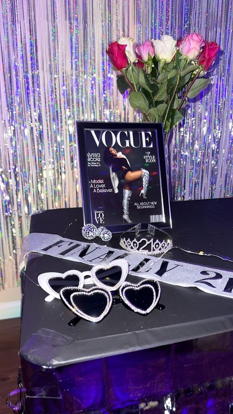 Vogue Theme Party Ideas, Glam Sweet 16 Party Ideas, Met Gala Birthday Party, Glitz And Glam Party Ideas, Vogue Party Theme Ideas, Celebrity Party Theme, Vogue Themed Party, Vogue Birthday Party, Glitz And Glam Party Decorations