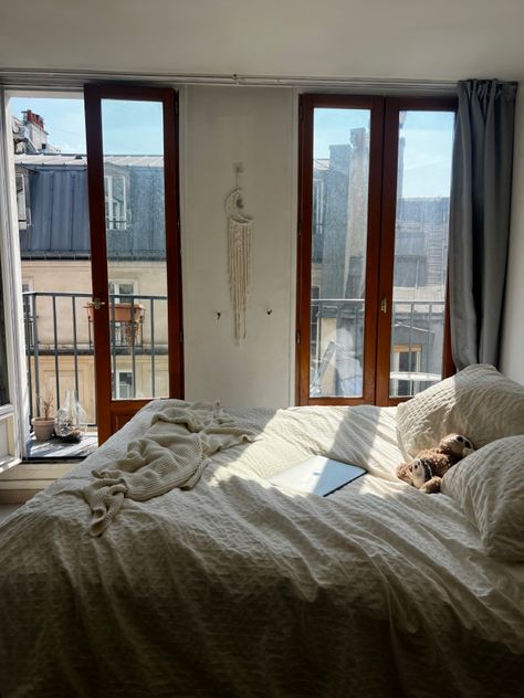 Student Apartment Aesthetic, Apartment Room Aesthetic, Au Pair Room, Apartment Paris, Aesthetic Studio, Student Apartment, Student Room, Paris Aesthetic, Apartment Aesthetic